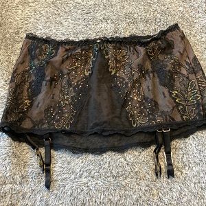 VS garter skirt with straps Small